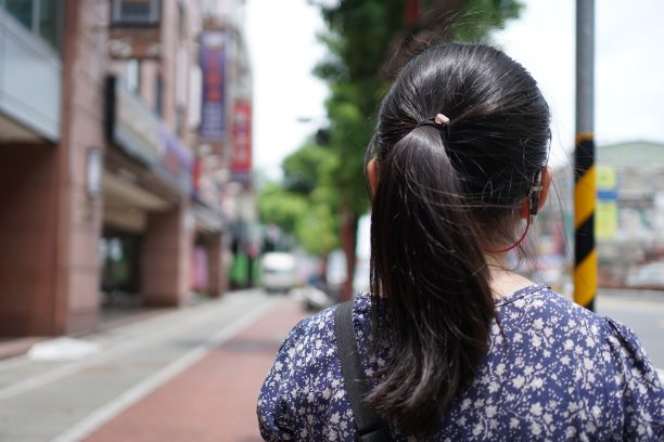 戴着助听器的失聪儿童。在公共汽车站。在肩膀上。主题在右边。图片下载