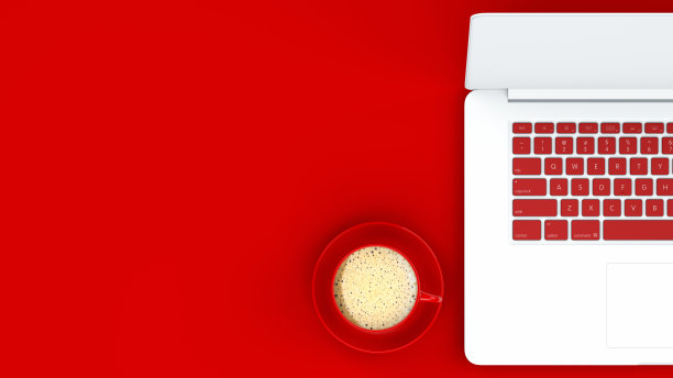 顶视图桌面与笔记本电脑，最小的技术理念，红色背景，圣诞节的概念图片下载