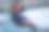 宁静的女孩独自站在河堤的栅栏前。图片下载