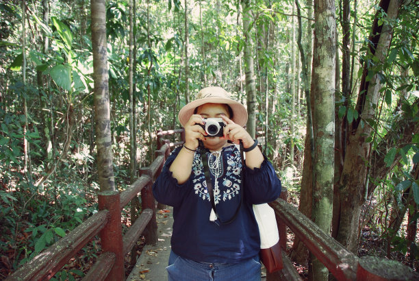美丽的女人在泰国拍摄自然照片。图片下载