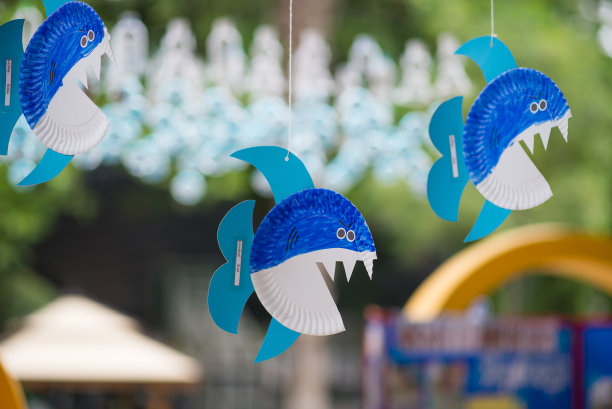 手工纸鲨鱼悬挂移动。图片下载