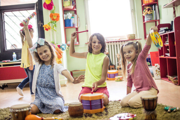 音乐唤醒他们的创造力。图片下载