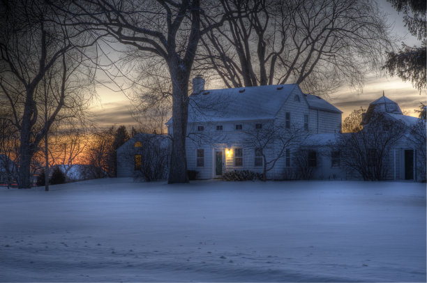 冬天日落时的老房子图片下载