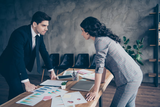 来自不同部门的两位领导站在车间办公室有误会的照片图片下载