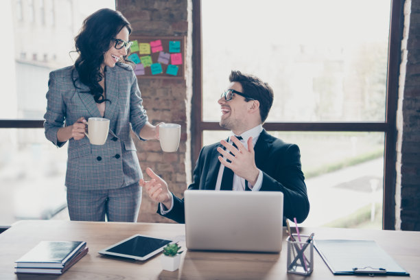 一张轻松愉快的商务人士完成所有目标的照片，他们在工作分心的时候找时间喝点咖啡聊天图片下载