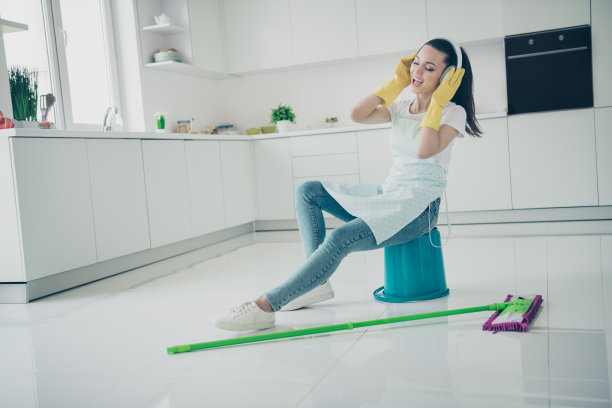 迷人的女友照片穿着牛仔裤牛仔听她的酷音乐和享受她的生活图片下载