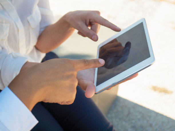 一起在平板电脑上使用在线应用程序的商界女性图片下载