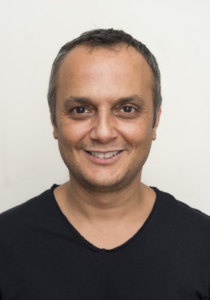 微笑的男人图片下载