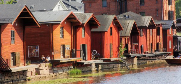 芬兰河边的波尔沃古城的旧仓库建筑。图片下载