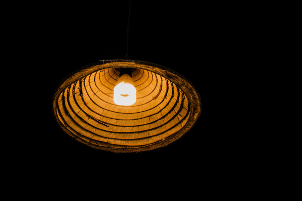 一盏竹灯在黑暗中点亮图片下载