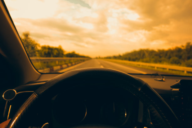 驾驶手的方向盘，夏季旅行或度假图片下载