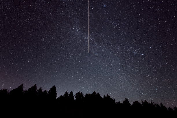 飞机的蒸汽痕迹图片下载