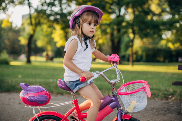 在公园里骑自行车的孩子图片下载