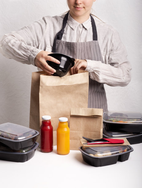 预备健康外带餐的女子图片下载