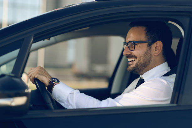 快乐的商人开着车图片下载