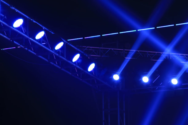 舞台灯光和金属框架，特写照片图片下载