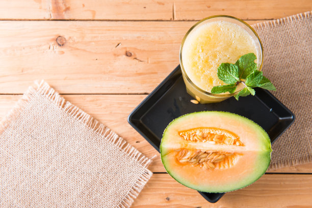 桌上放着一杯薄荷甜瓜汁。图片下载