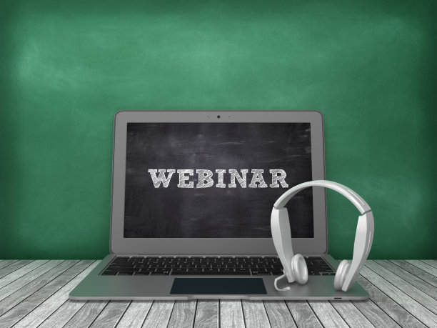 网络研讨会笔记本电脑与耳机在黑板背景- 3D渲染图片下载