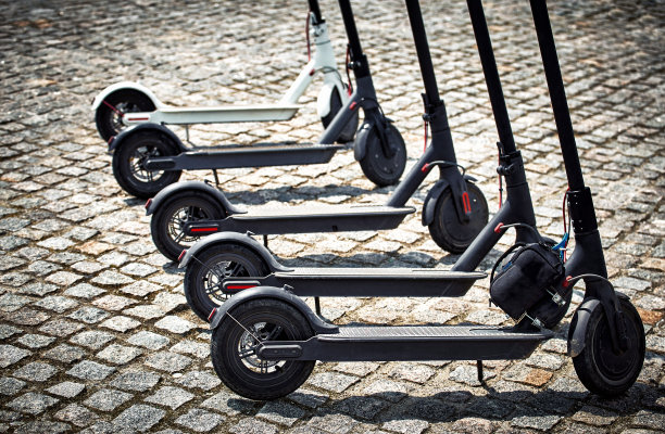 电动踏板车是城市中每天使用的经济型交通工具。图片下载