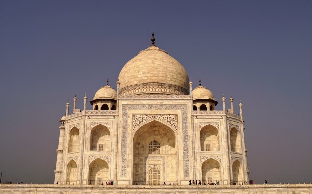泰姬陵在美丽的夏日图片下载