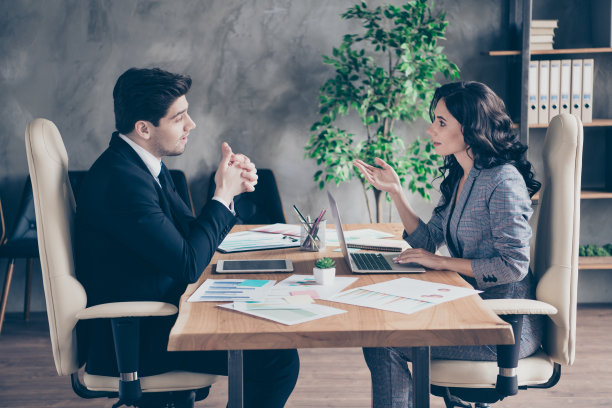 两位商务人士的照片，女士和男人坐在办公室椅子车间聊天的新项目图片下载