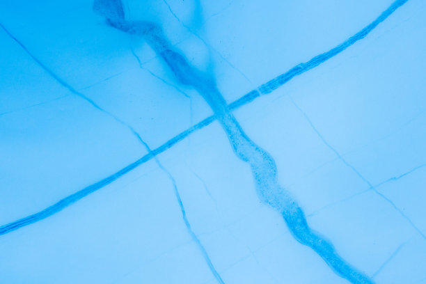 冰的细节冰川疤痕或重新冻结的裂缝和裂缝。图片下载
