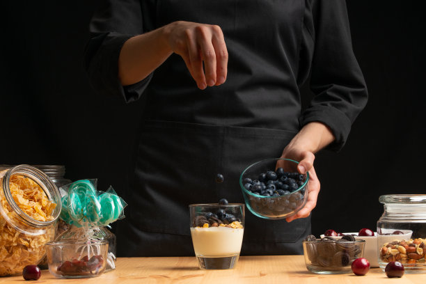 酸奶在甜甜的黑莓中睡着，冻结在运动中。做早餐麦片，颗粒，早餐麦片，麦片，樱桃浆果，蓝莓。水平的照片图片下载