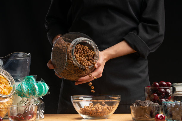 巧克力谷物是早餐。健康健康的食物，素食主义，以黑色为背景。水平的照片。图片下载