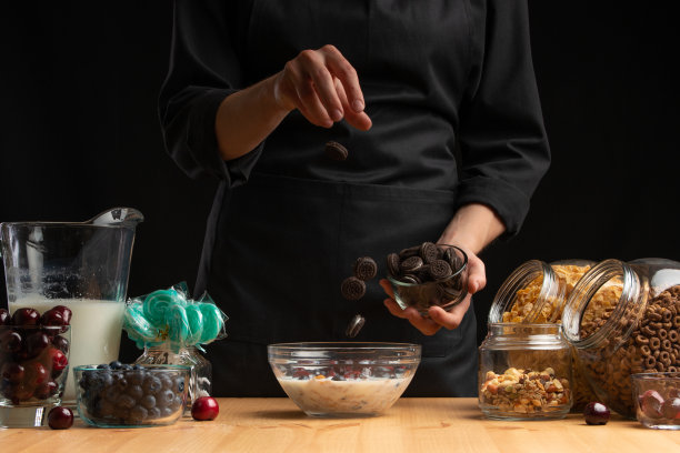 带着甜甜的饼干入睡，在运动中冻结。烹饪早餐麦片，颗粒，早餐麦片，麦片，樱桃浆果，蓝莓。水平的照片图片下载