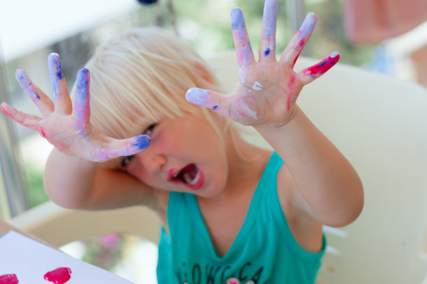 可爱的金发蹒跚学步的小女孩，画着画着的手图片下载