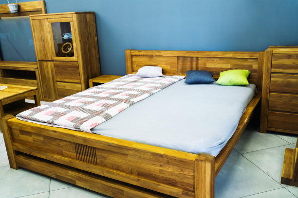 蓝色墙壁和橡木木制家具的普通房间。图片下载