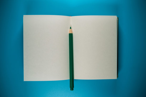 在蓝色背景上打开空白的书图片下载