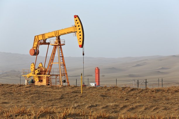 塔中油田黄色抽油井——塔克拉玛干沙漠。新疆-中国- 0364图片下载