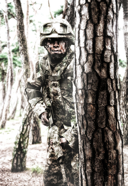 穿着军装的武装士兵。图片下载