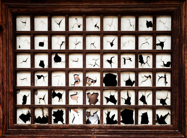 商人从窗户往里看。图片下载