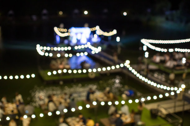 复古色调模糊形象的食品摊位在夜晚节日与散景的背景使用。图片下载