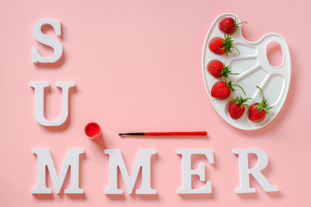 夏日，成熟的红草莓在艺术的调色板上，用画笔和水粉在粉红色的背景上复制空间。创意概念夏季颜色油漆俯视图平面铺设模板明信片邀请图片下载