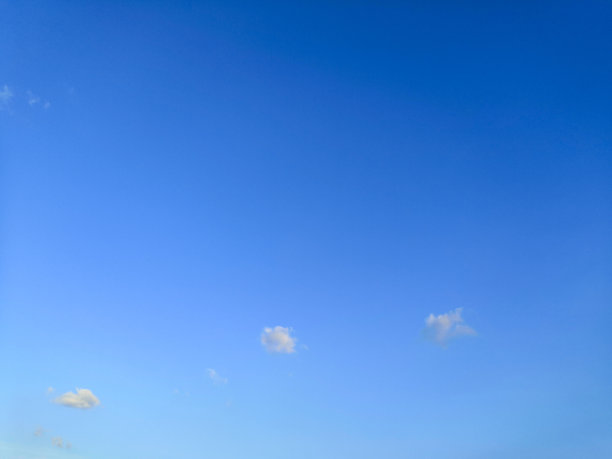 蓝天和白云。天空晴朗。图片下载
