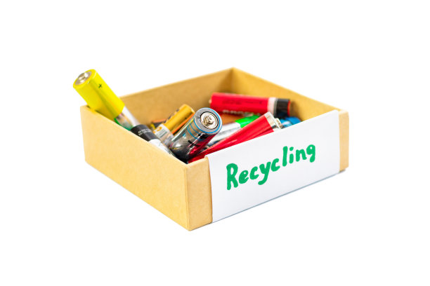 用过的AA电池放在盒子里，可以在白色背景上对环境和土壤有毒的物质进行适当的处理和回收利用。处理有害和可回收物质。图片下载