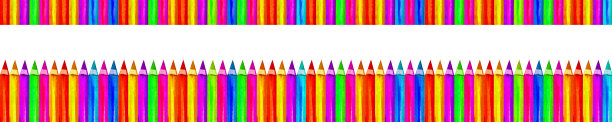 横幅彩色木铅笔在水彩上孤立在白色的背景上，空白的画框回学校，艺术和创意的概念。准备用逼真的彩色铅笔剪纸写作风格。绿、蓝、粉、橙、紫、黄颜色的卡片图片下载