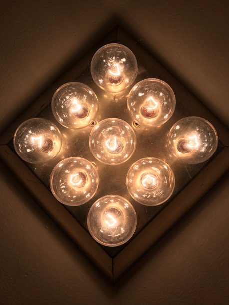 靠近墙面的夹具图片下载