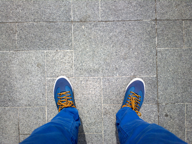 脚放在瓷砖上。图片下载