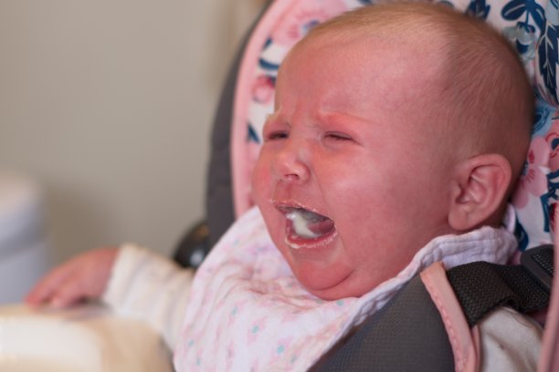 婴儿吃固体食物图片下载