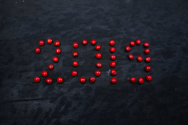 黑色背景下的红色种子文本图片下载