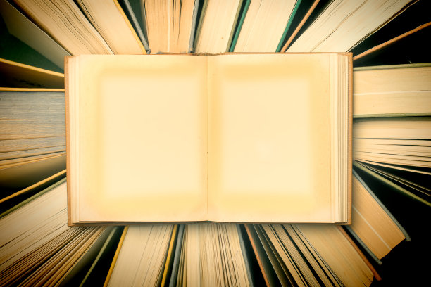 一本翻开的空白书页的旧书。图片下载