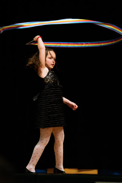 女孩在跳丝带舞图片下载