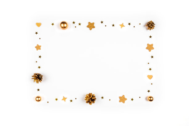 圣诞贺卡。节日背景有松果、树枝、金色玩具。图片下载