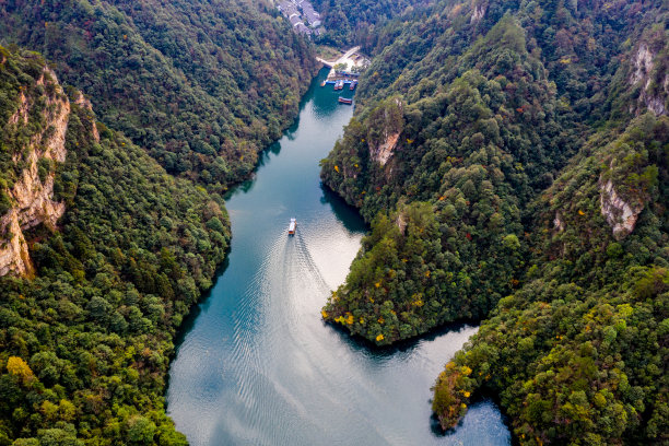 从上面看宝峰湖位于张家界山区旅游景点图片下载