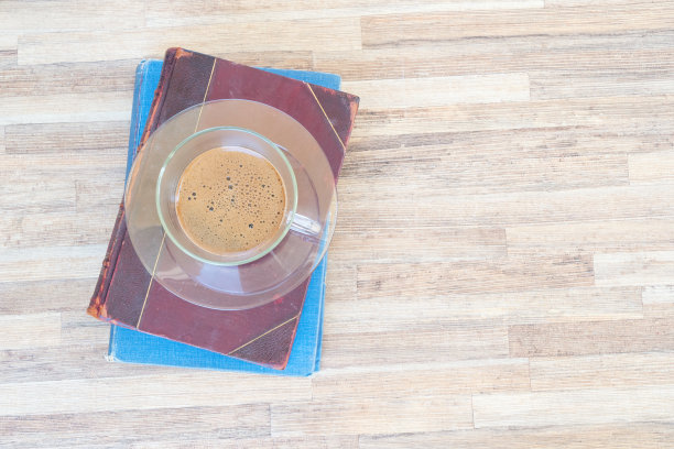 一堆旧书图片下载