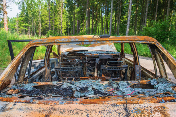 从后面看到一辆烧毁的汽车的内部图片下载